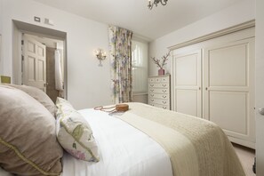 2 bedrooms, iron/ironing board, internet, bed sheets