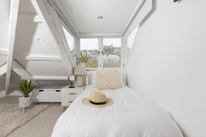 2 bedrooms, iron/ironing board, Internet, bed sheets