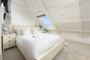 2 bedrooms, iron/ironing board, internet, bed sheets