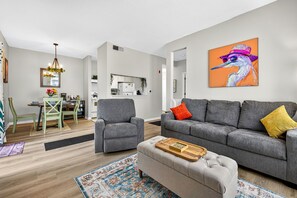 Téléviseur connecté, livres, écran d’ordinateur