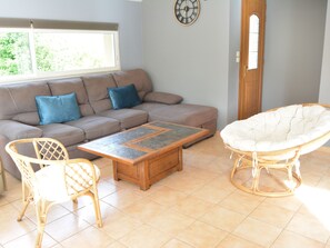 Een televisie en boeken