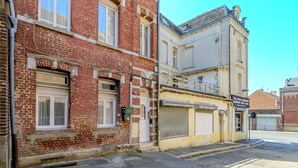 A two-story building with a red brick facade and a white door marked "50B". - Delmas - 5min Centre Ville - Wifi (Saint-Quentin)