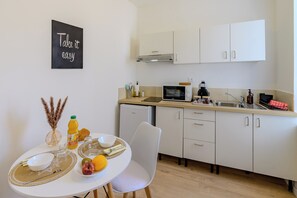 Kühlschrank, Mikrowelle, Herdplatte, Wasserkocher mit Kaffee-/Teezubehör