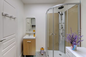 Douche, sèche-cheveux, serviettes fournies