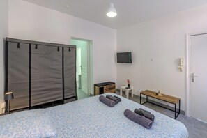 Iron/ironing board, WiFi, bed sheets