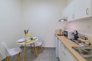 Réfrigérateur, micro-ondes, plaque de cuisson, cafetière/bouilloire