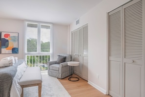 ๋น๋ผ, ์นจ๋(์ฌ๋ฌ ๊ฐ), ๋ฐ์ฝ๋, ์ ์ ์ ๋ง (883 Ketch Court) | ๋ด๋ถ