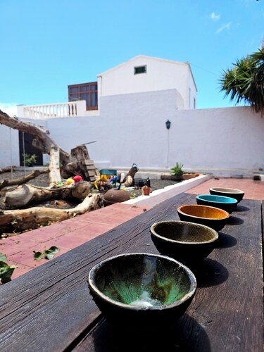 LANZAROTE: Habitación amplia con baño privado en casa terrera