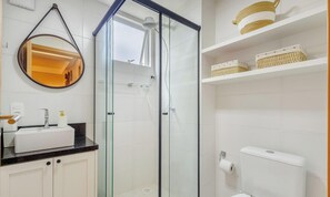 Eenvoudig appartement | Badkamer | Een douche