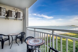 Basic Apartment | Outdoor dining - VAC - Beachfront Condo in Itajuba Beach (Barra Velha)