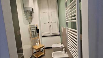 Asciugacapelli, bidet, asciugamani, sapone