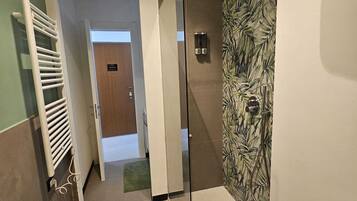 Asciugacapelli, bidet, asciugamani, sapone