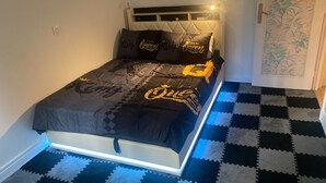 2 habitaciones, tabla de planchar con plancha y cuna de viaje