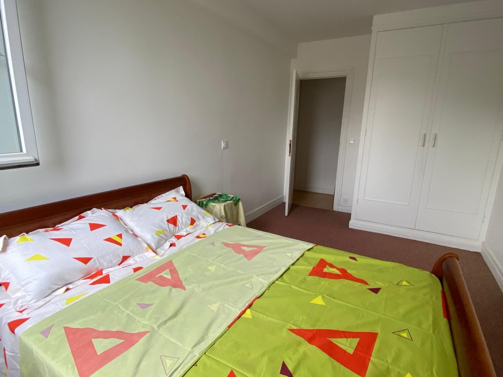 2 slaapkamers, een strijkplank/strijkijzer, reisbedje, gratis wifi