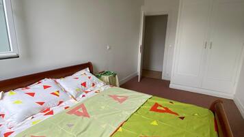 2 slaapkamers, een strijkplank/strijkijzer, reisbedje, gratis wifi