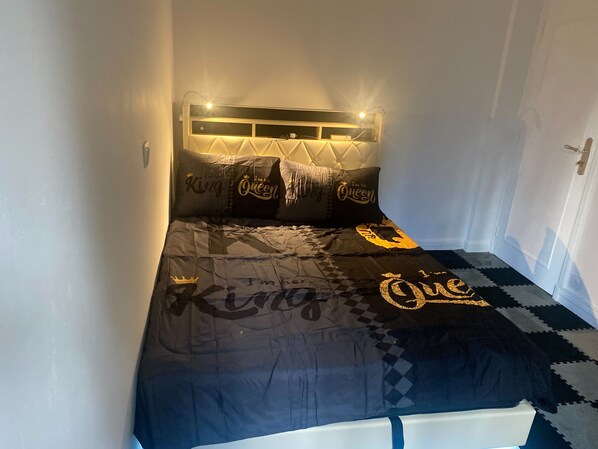 2 slaapkamers, een strijkplank/strijkijzer, reisbedje, gratis wifi