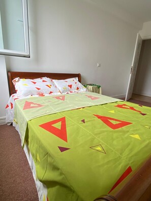 2 slaapkamers, een strijkplank/strijkijzer, reisbedje, gratis wifi