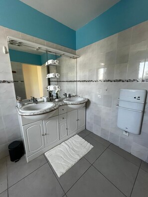 Shower, jetted bath, hair dryer, towels