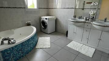 Shower, jetted tub, hair dryer, towels