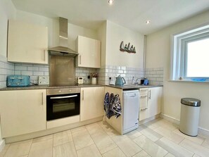 Jääkaappi, uuni, liesi, astianpesukone