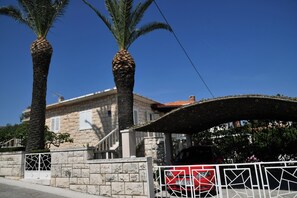 Exterior - A2 Apartment With Terrace, 1 min Walk to the Beach (Supetar)