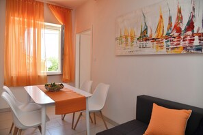 Dining - A2 Apartment With Terrace, 1 min Walk to the Beach (Supetar)