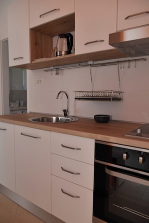 Buzdolabı, mikrodalga fırın, fırın, set üstü ocak 