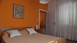 Room - A2 Apartment With Terrace, 1 min Walk to the Beach (Supetar)