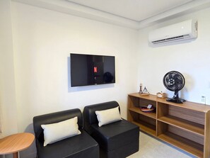 Leilighet | Oppholdsområde | En 55-tommers smart-TV med digitale kanaler samt Netflix og filmkjøp