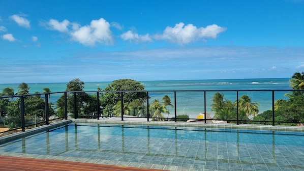 2 outdoor pools