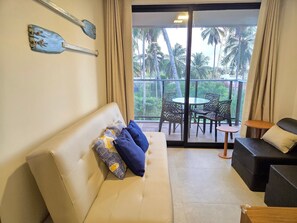 Leilighet | Oppholdsområde | En 55-tommers smart-TV med digitale kanaler samt Netflix og filmkjøp