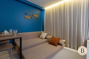 Exclusief appartement | Woonruimte | Een 55-inch smart-tv met digitale zenders, Netflix en betaalfilms