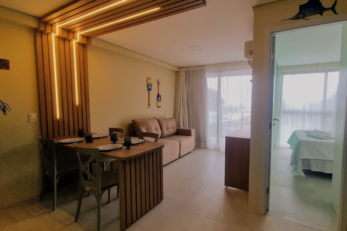 Ein Hotelzimmer mit Essbereich, einer Couch und Blick ins Freie.