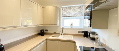 Réfrigérateur, four à micro-ondes, un four, surface de cuisson