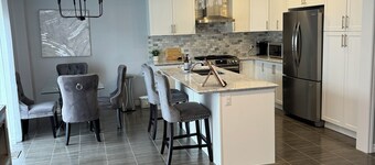 Cozy home in quiet family-friendly neighbourhood!