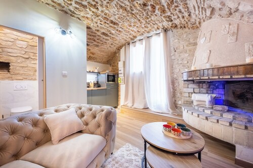 Appartement cosy avec voûte en pierre et balnéo.