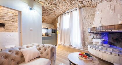 Appartement cosy avec voûte en pierre et balnéo.