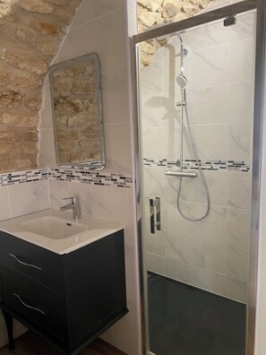 Bañera de hidromasaje, secador de pelo, toallas, jabón