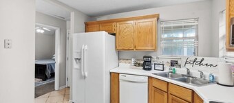 Bright and Open 3 bedroom with King Bed, Privacy Fenced Yard and Fast Wifi