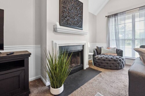 Bright and Open 3 bedroom with King Bed, Privacy Fenced Yard and Fast Wifi