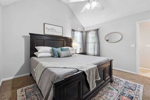 3 soverom, strykejern/-brett, wi-fi og sengetøy