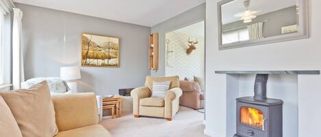 Smart-tv, een open haard en een dvd-speler