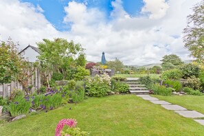 Property grounds - Fell Croft Cottage, Coniston -  a cottage that sleeps 4 guests  in 3 bedrooms (Coniston)