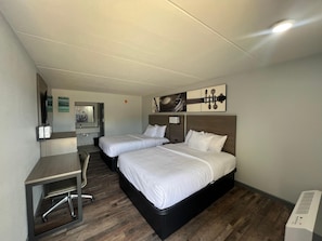 Roupas de cama premium, escrivaninha, espaço de trabalho para notebook