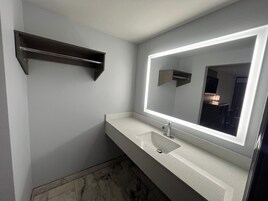 Bañera con ducha, toallas, jabón, shampoo