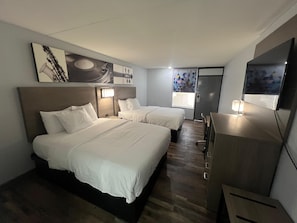 Roupas de cama premium, escrivaninha, espaço de trabalho para notebook