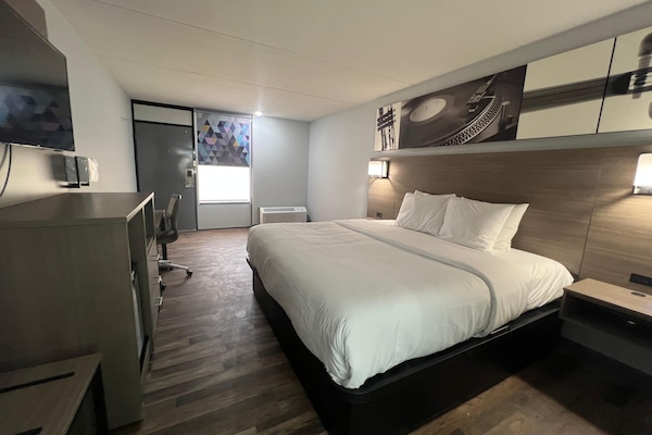 Premium bedding, desk, laptop workspace, free WiFi