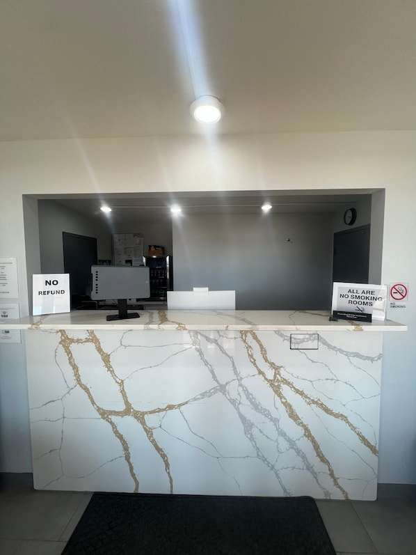 Una recepción con diseño de mármol, un cartel de 