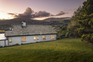 Exterior - Hollace, Coniston - Lake District cottage sleeping 4 guests with garden and stunning views (Coniston)