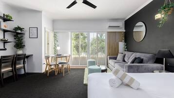 1 bedroom, bed sheets